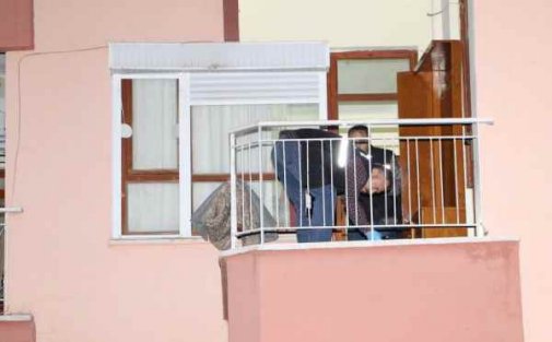 Antalya'da vatandaşın evine el yapımı bomba attılar