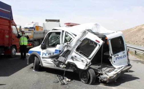 Kayseri'de polis aracına kamyon çarptı