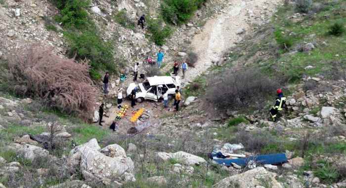 Salihli'de kaza, otomobil uçuruma yuvarlandı, 3 ölü var