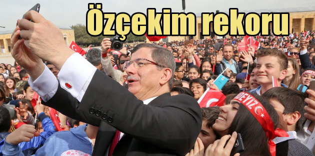 Türkiye 23 Nisan'ı kutluyor, Davutoğlu Anıtkabir'de selfie rekoru kırdı