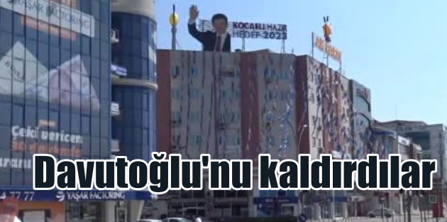 Davutoğlu'nun afişini kaldırdılar, yerien Erdoğan'ı astılar