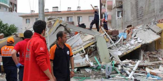 Lapseki'de bina çöktü; İşçinin dikkati faciayı önledi