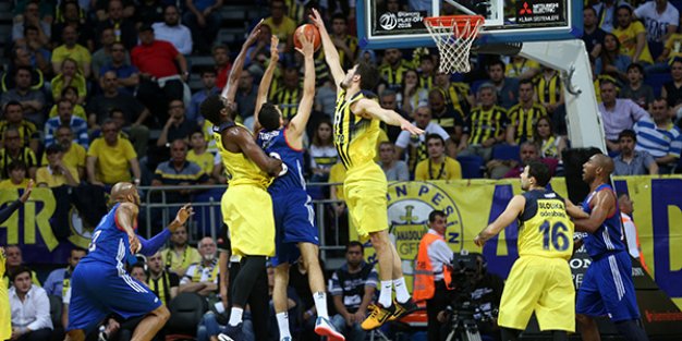 Fenerbahçe seride öne geçti Fenerbahçe 84-72 Anadolu Efes