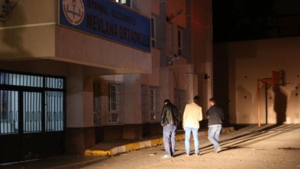 Sultanbeyli'de okulun çatısına molotof attılar