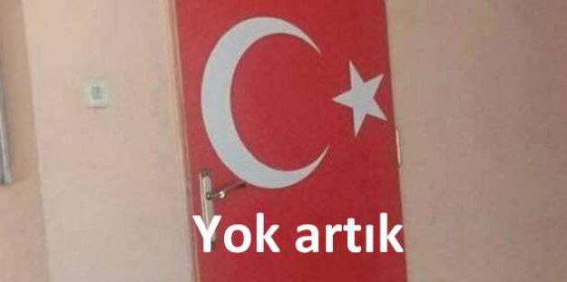 Denizli'de okulun tuvaletlerine Türk bayraklı kapı yapmışlar
