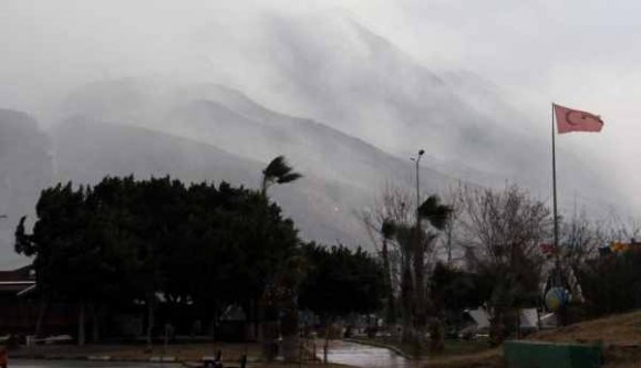 İskenderun'da fırtına okulları tatil ettirdi