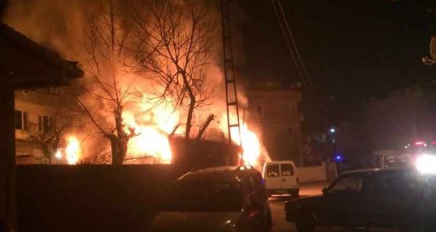Tinercilerin çıkardığı yangın  mahalleliyi isyan ettirdi