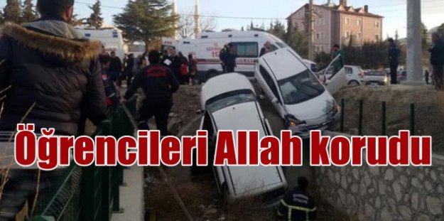 Burdur'da çarpışan araçlar öğrencilerin arasına daldı