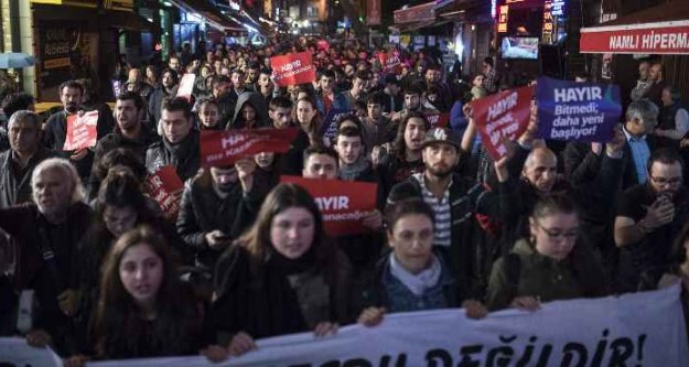 İzmir'de referandum protestosu; 19 gözaltı var
