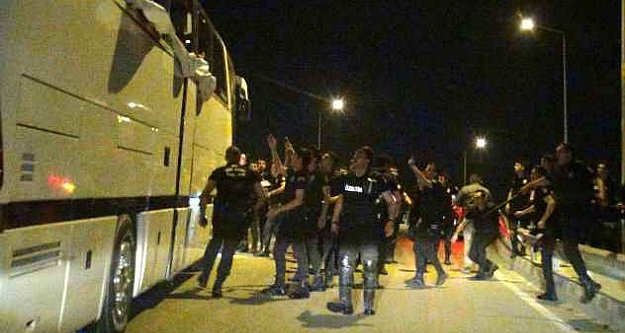 Bursa'da Beşiktaş otobüsüne çirkin saldırı
