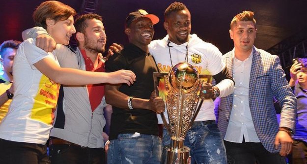 Evkur Yeni Malatyaspor kupasını aldı