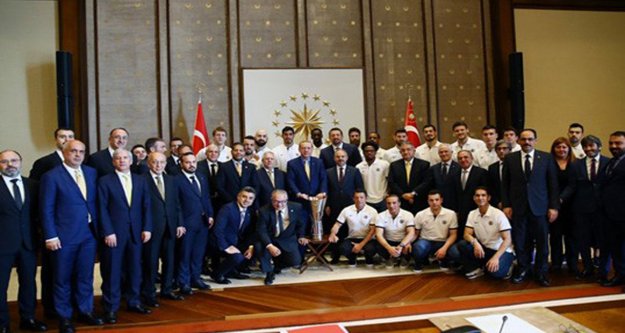 Fenerbahçe Cumhurbaşkanı Erdoğan'a kupayı götürdü