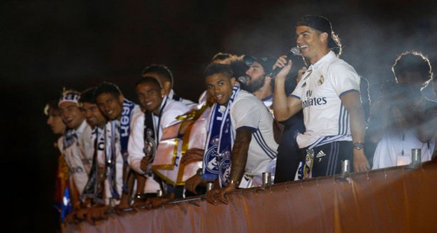 Real Madrid şampiyonluğunu taraftarlarıyla doyasıya kutladı