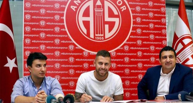 Menez Antalyaspor'da imzayı attı