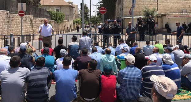 Binlerce Filistinli cuma namazını Kudüs’ün caddelerinde kıldı