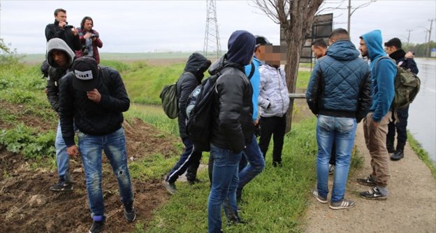 Edirne'de 15 sığınmacı ve kaçak yakalandı 