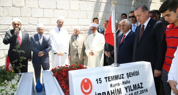 Erdoğan ve Yıldırım 15 Temmuz Şehitliğini ziyaret etti