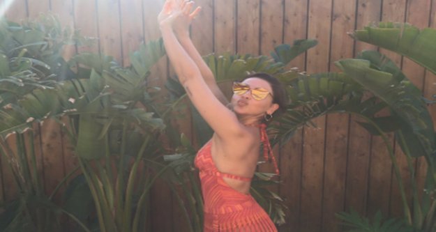 Hadise bikinili pozuyla sosyal medyayı salladı