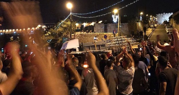 İsrail polisi Mescid-i Aksa'nın kapısındaki demirleri de kaldırdı 
