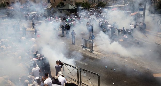 İsrail polisi Mescid-i Aksa'ya çıkan yollarda cemaate saldırdı