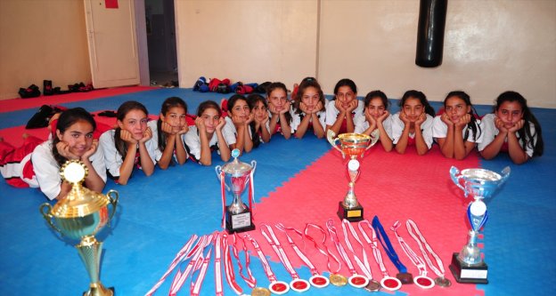 Köylü kızlar ön yargıları şampiyonlukla kırdı