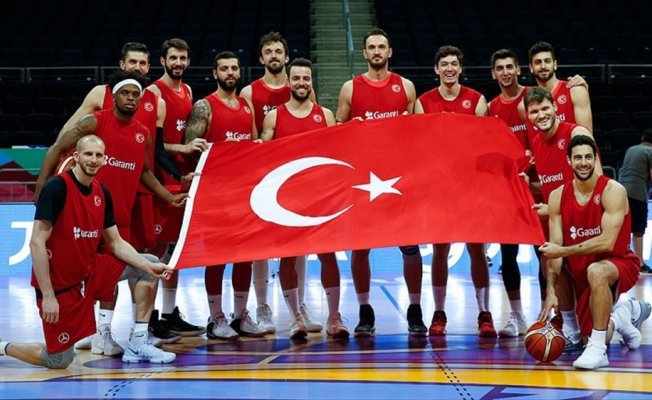 A Milli Basketbol Takımı, antrenman öncesi Türk bayrağıyla poz verdi