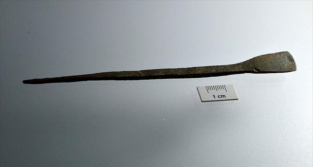 Assos'ta bin 800 yıllık bronz kalem bulundu
