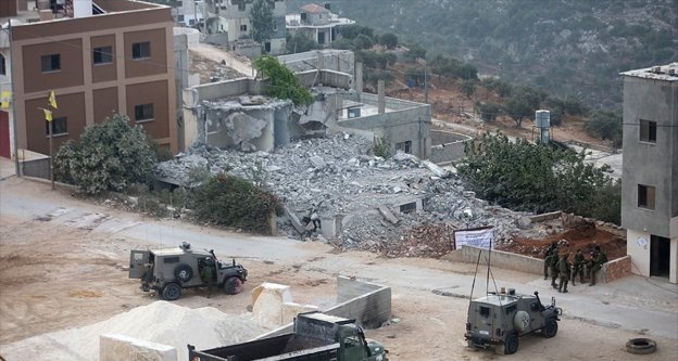 İsrail askerleri Filistinli ailenin evini yıktı