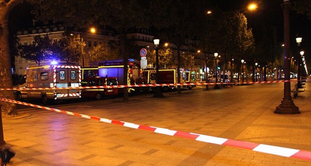 Paris'te arabasıyla pizzacıya girdi: 1 ölü, 12 yaralı