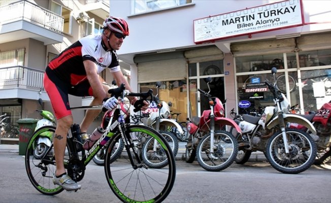 Alman bisikletçi hayalini Alanya'da gerçekleştiriyor
