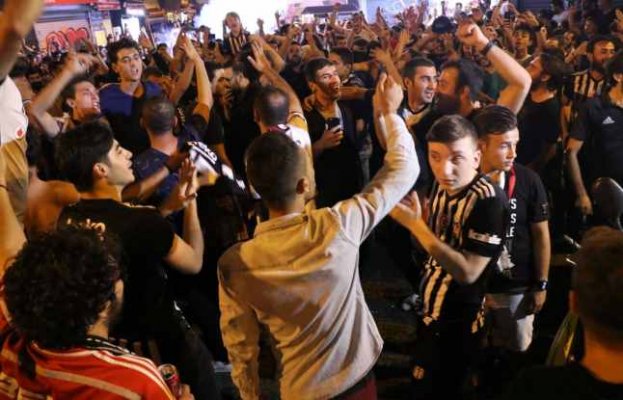 Beşiktaş taraftarı Porto galibiyeti sonrası Çarşı'ya koştu