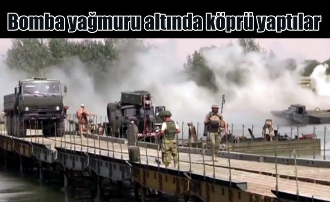 Rus askerleri, üzerlerine bomba yağarken köprü inşa etti