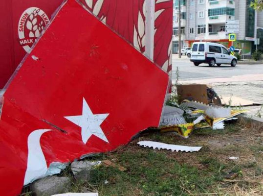 Türk Bayrağı'nı çöpe attılar