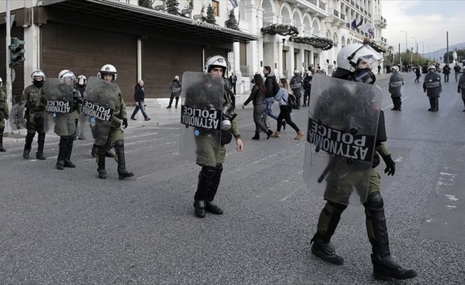 Atina'da anarşist bir grup İspanya Büyükelçiliğini bastı