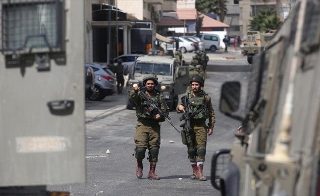 İsrail askerleri 2 Filistinliyi vurarak yaraladı