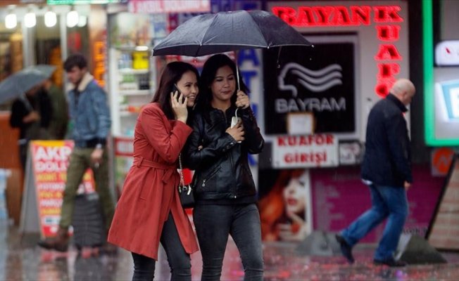 İstanbul'da güneşli hava yerini yağışa bıraktı