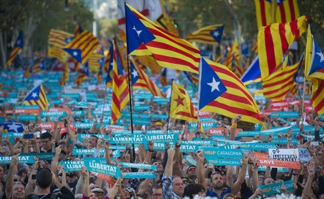 Katalonya'nın bağımsızlık ilanı kararı askıya alındı