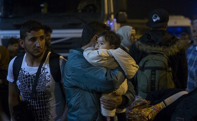 Yunanistan'da kampların yetersizliğinden sığınmacılar Atina'ya taşıyor