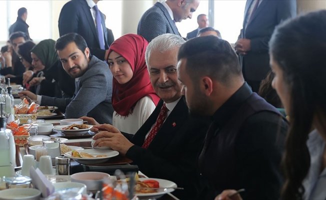 Başbakan Yıldırım Erzincan'da öğrencilerle yemek yedi