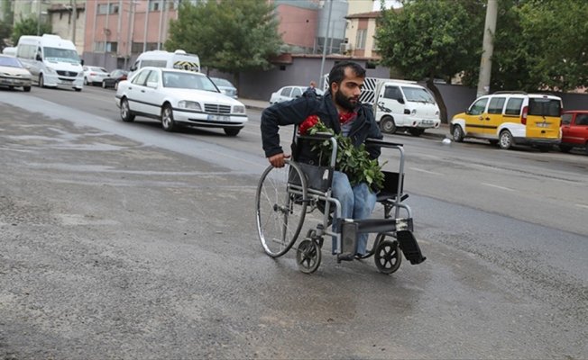 'Gül' için tekerlekli sandalyesiyle her gün 10 kilometre katediyor