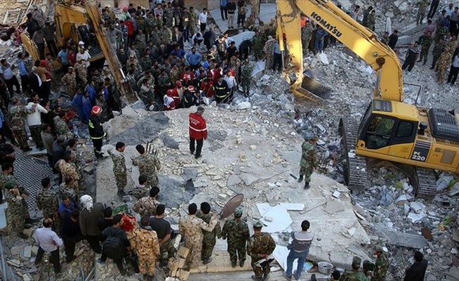 İran'da deprem nedeniyle ölenlerin sayısı 407 oldu