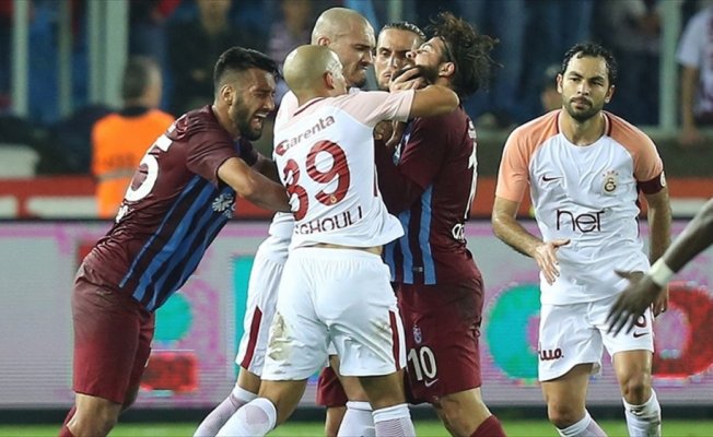 TFF'den Olcay Şahan ile Sofiane Feghouli'ye üçer maç men cezası