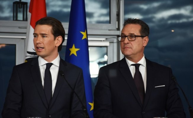 Avusturya'da aşırı sağcı parti hükümete girdi