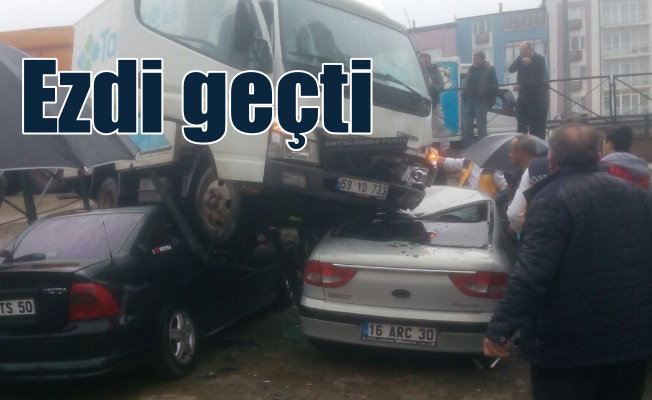 Bursa'da feci kaza: Yolda can pazarı