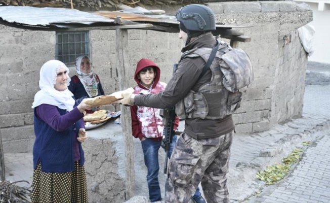 Diyarbakırlı kadınlardan polislere sıcak ekmek ikramı