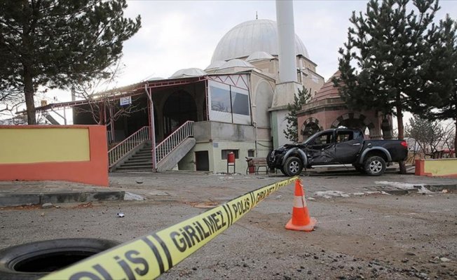 Erzincan'da kamyonet cami avlusuna girdi: 2 yaralı