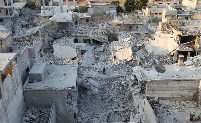 Esed rejimi İdlib'de çocuk ve kadınları vurdu