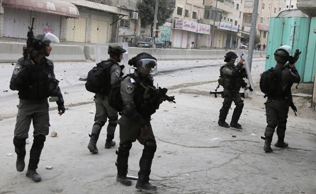 İsrail askerlerinin bir kasabaya baskınında 3 Filistinli yaralandı