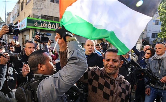 İsrail polisinden Filistin bayrağı açan göstericilere müdahale