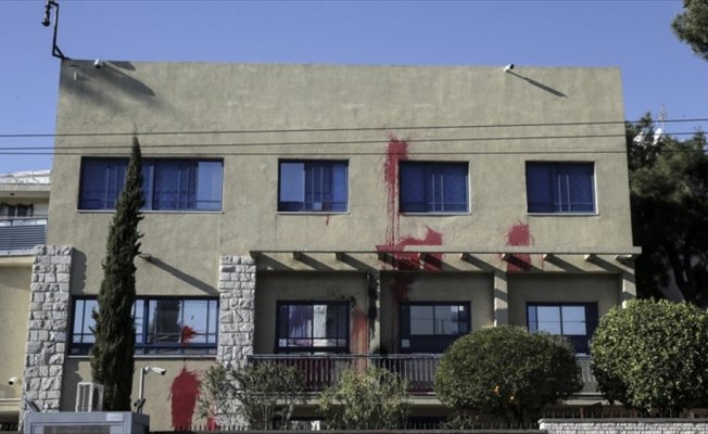 İsrail'in Atina Büyükelçiliğine boyalı saldırı